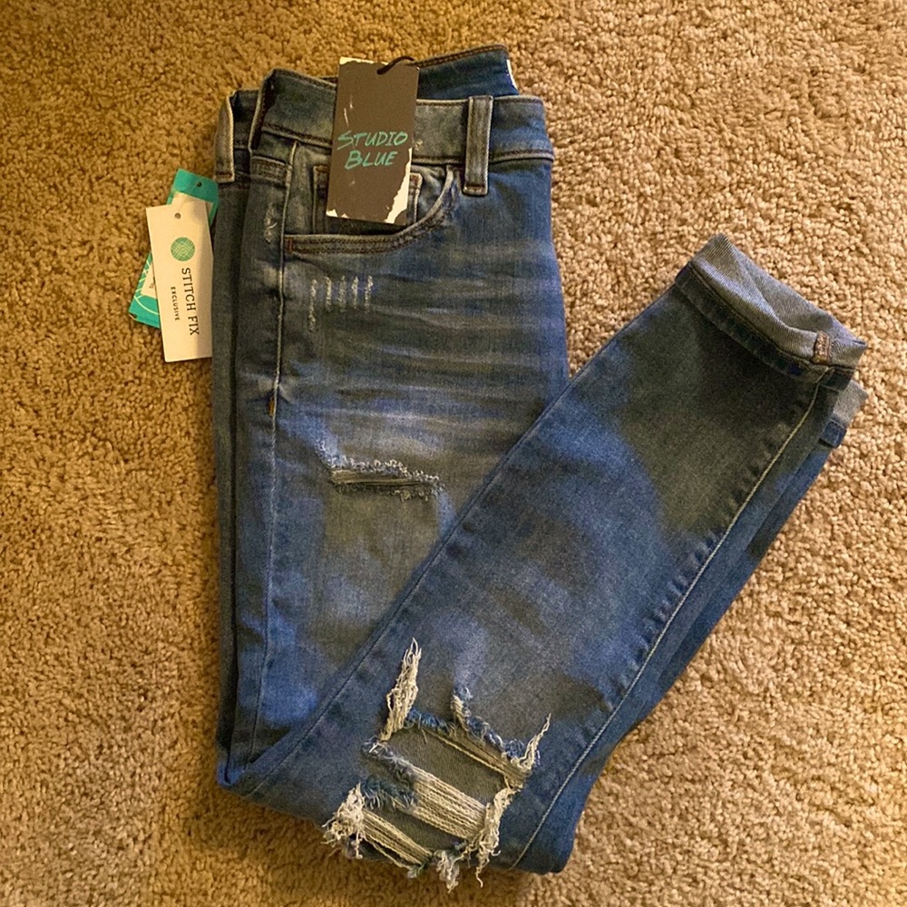NWT Studio Blue distressed cropped jeans
